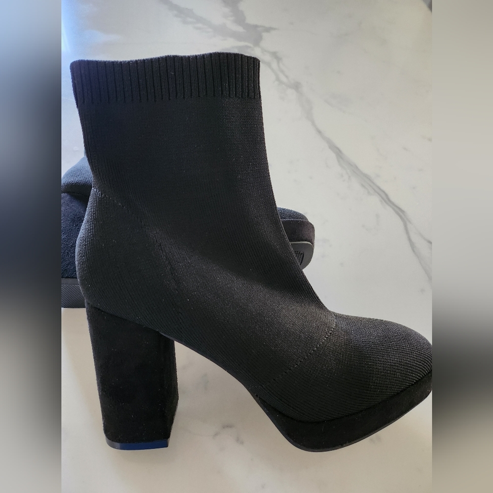 Black Platform Ankle Boots with Sleek Design